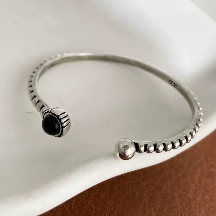 Bracelet en argent 925 avec perles noires et pendentif ours mignon pour femmes bijou de fête vintage original à offrir