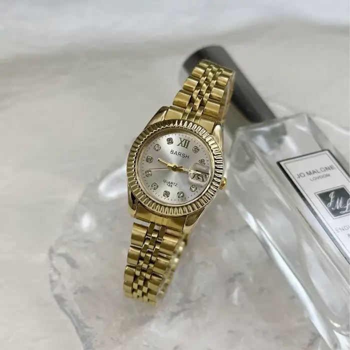 Bande d'acier dorée montre pour femme diamant clouté calendrier