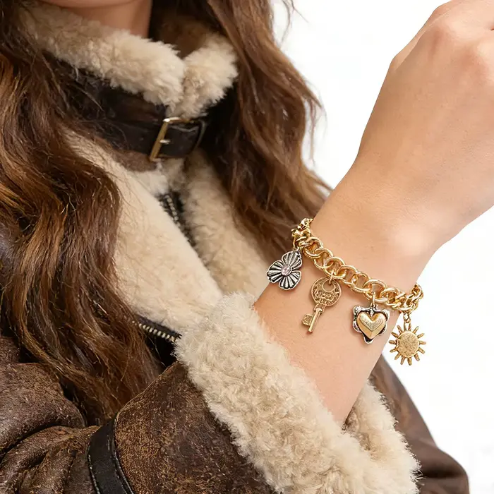 Bracelet fantaisie bohème à breloques mélangées pour femme