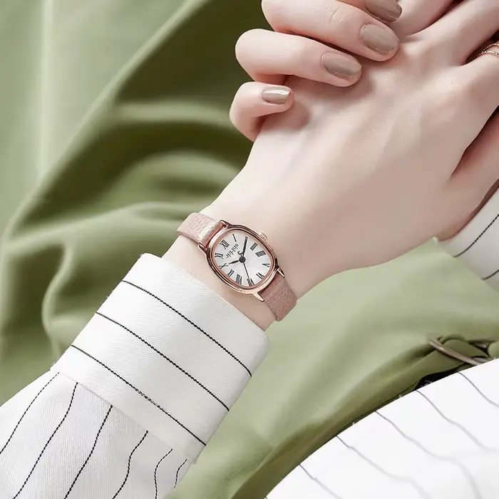 Petite montre ovale élégante pour femme