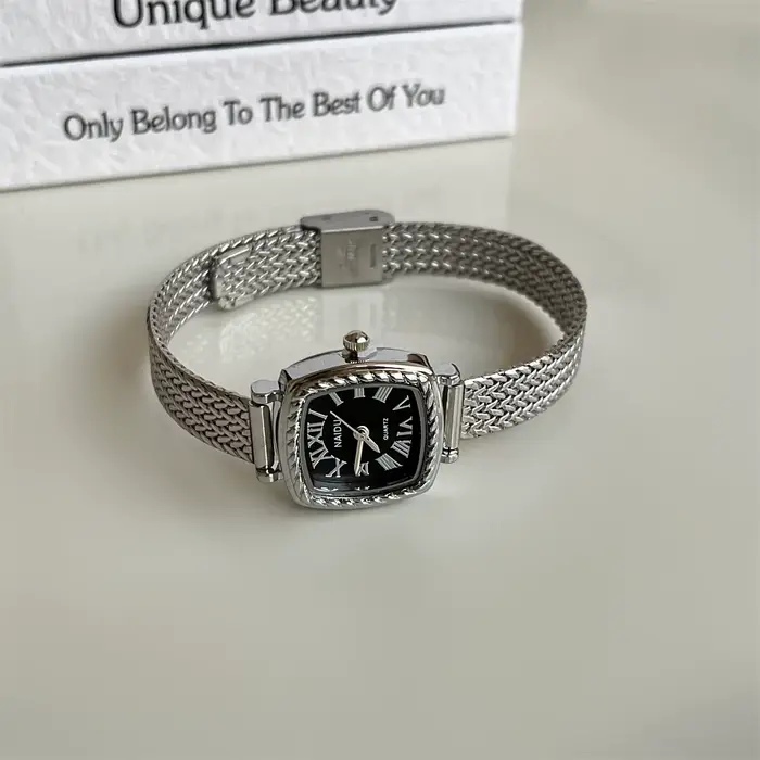 Montre pour femme carrée romaine dorée