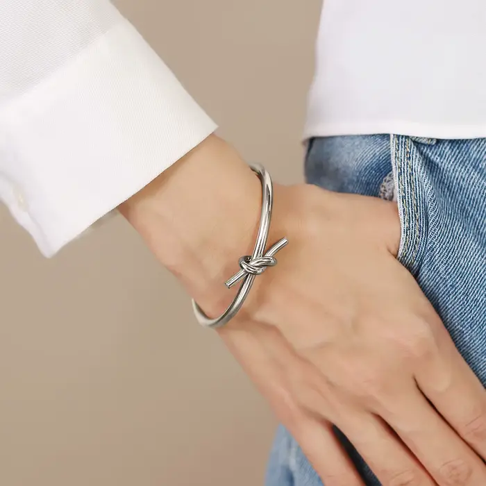 Bracelet en acier inoxydable à noeuds plaqué argent pour femmes occasions spéciales mariage anniversaire style tendance