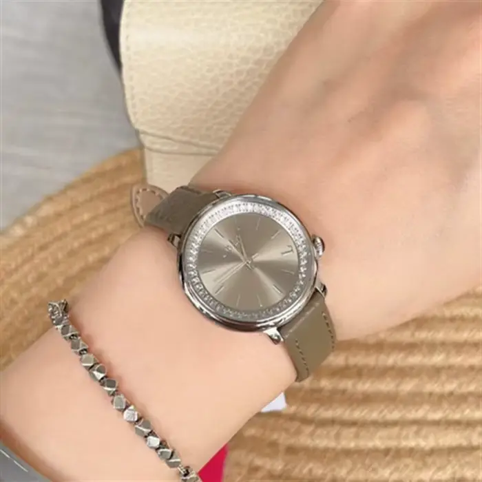 Montre-bracelet en cuir pour femmes