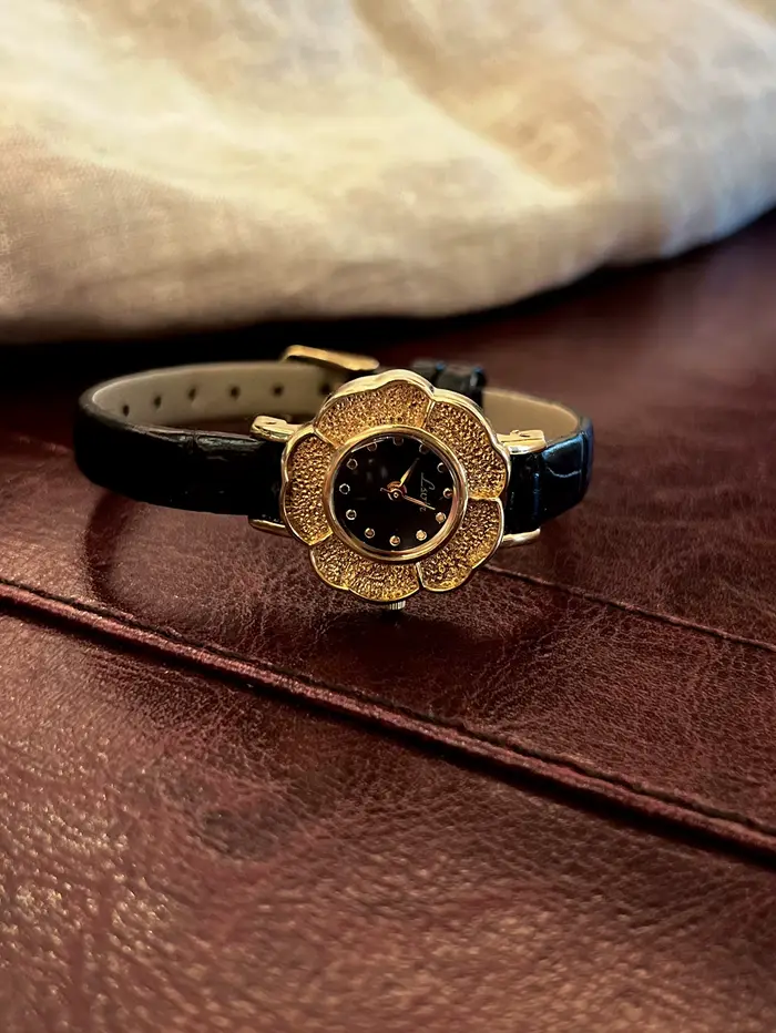 1 montre pour femme de style français rétro avec petit cadran doré et fleur de camélia, à la mode, s