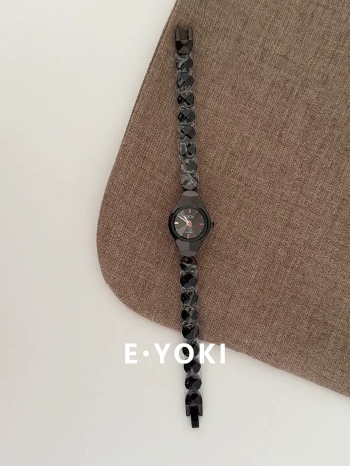 Petite montre carrée noire pour femmes