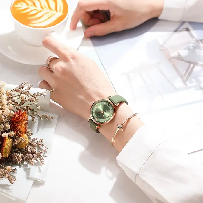 Montre Curren Quartz en cuir pour femme élégante avec multiple couleurs pour diverses occasions