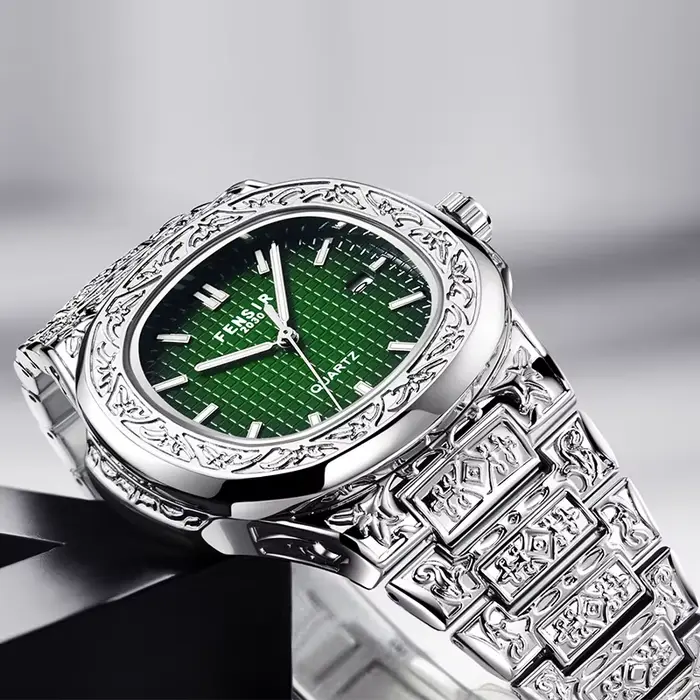 Montre rétro gravée grandes répliques