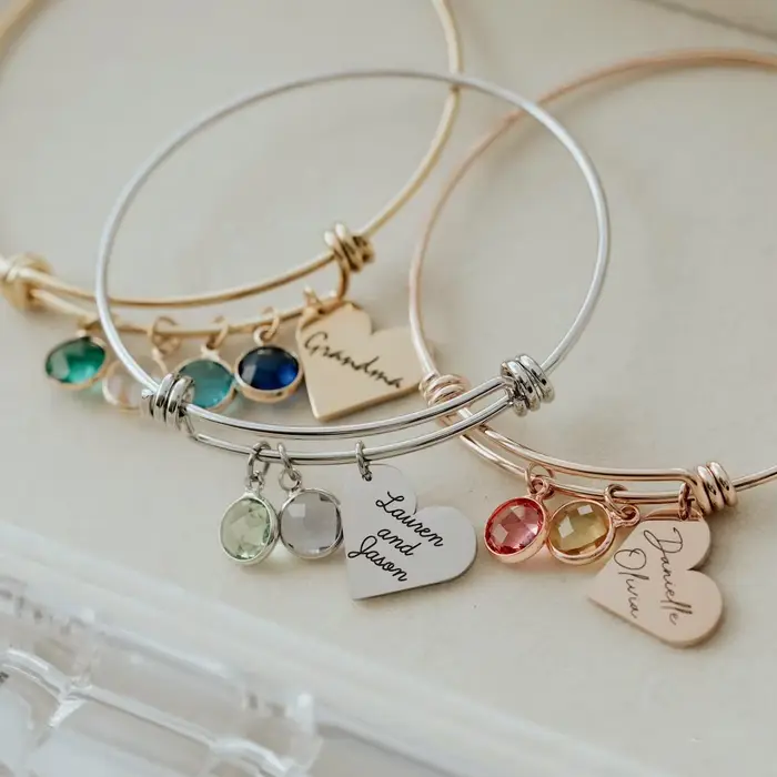 Bracelet personnalisé en pierre de naissance avec breloque cœur pour mère et famille, cadeau d'anniversaire personnalisé pour femmes et occasions spéciales