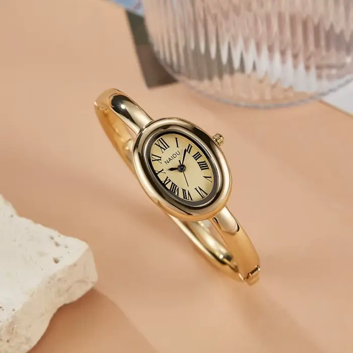 Montre ovale élégante pour femmes avec cadran en chiffres romains et bracelet en alliage à Quartz pour occasions spéciales
