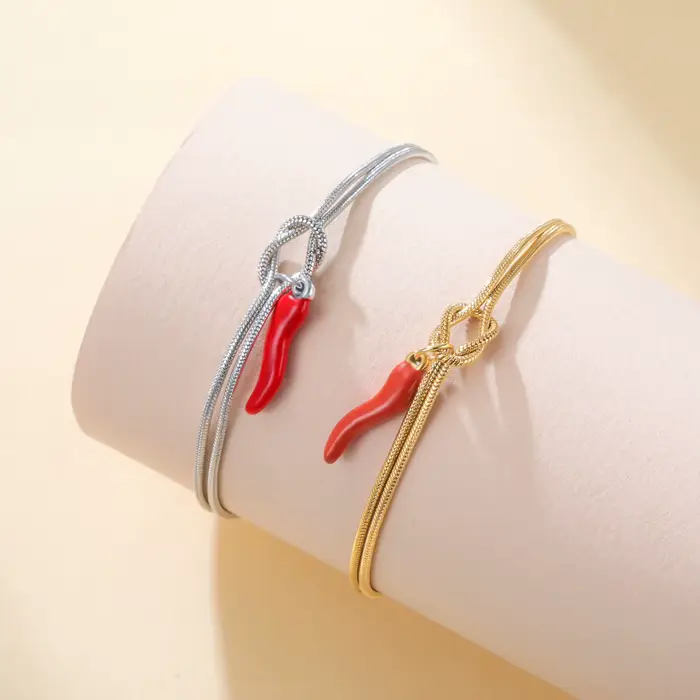 Bracelet en acier inoxydable avec breloque corne italienne émaillée rouge