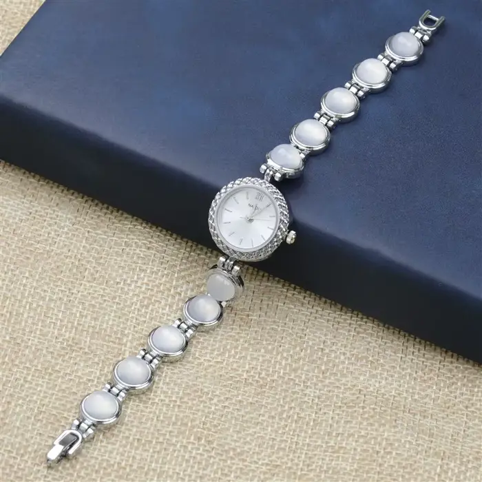 Montre élégante avec perles