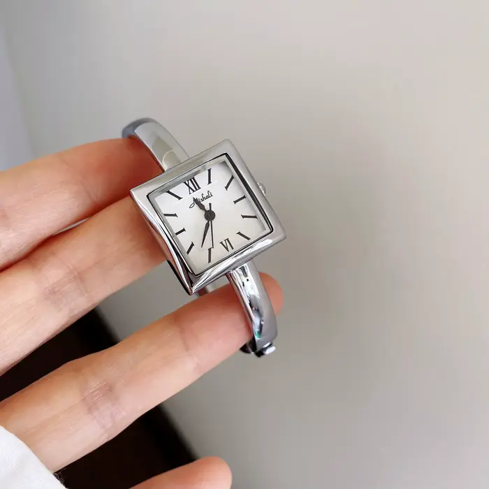 Montre carrée pour femme, style bracelet, design élégant et de haute qualité, nouvelle collection 20
