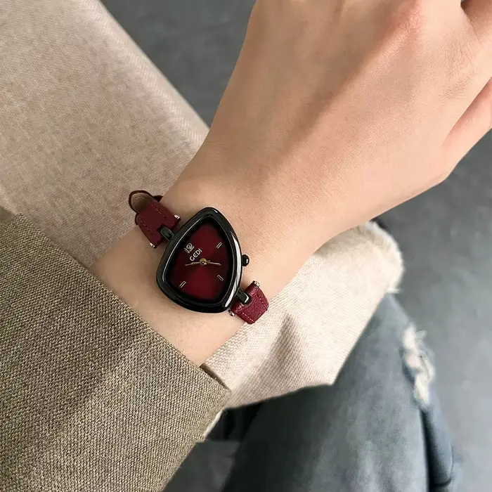 2025 nouvelle montre pour femme élégante minimaliste avec petit cadran asymétrique conception montre-bracelet à Quartz