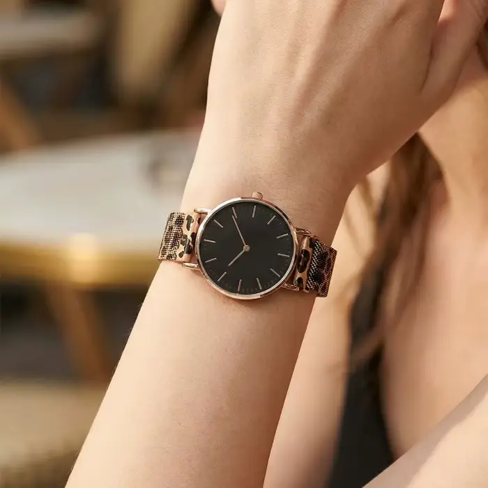 Montre femme ultra-fine motif léopard bracelet en maille acier inoxydable fermoir magnétique pour femmes occasions quotidiennes professionnelles et détente
