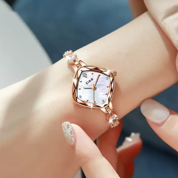 Montre pour femme de marque rouge