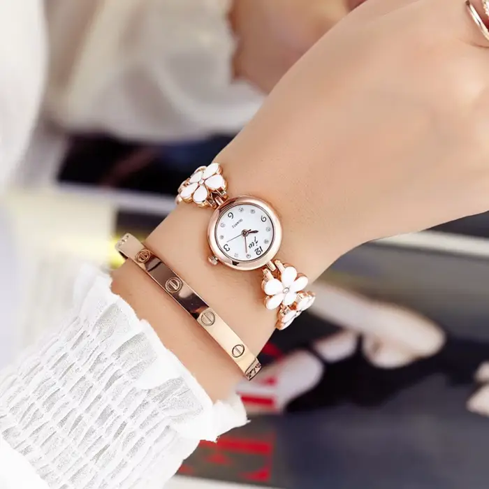 Gracieuse montre à quartz pour femme : design floral noir et rose élégant – Idée cadeau parfaite pour toute occasion