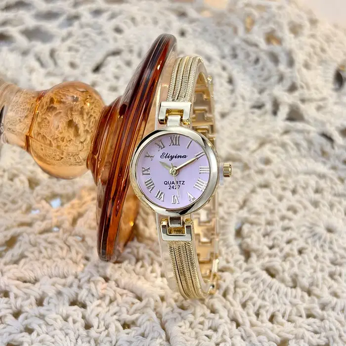 Montre-bracelet vintage à franges rondes pour femme – Élégance intemporelle avec une touche bohème et un charme
