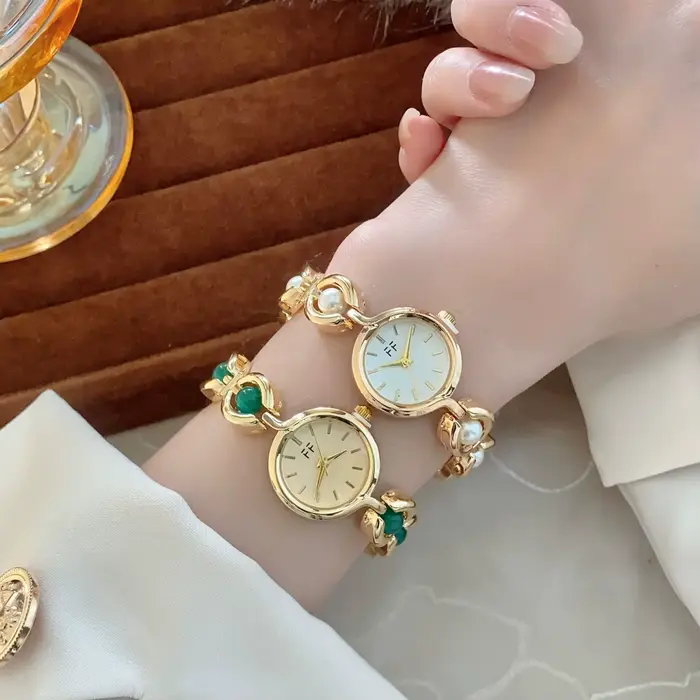Montre ronde élégante pour femmes avec pierres translucides scintillantes Nouvelles montres à quartz de luxe haut de gamme Bracelet en or Montres-bracelets