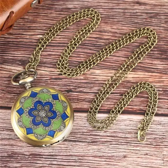 Montre de poche antique avec design floral en cristal