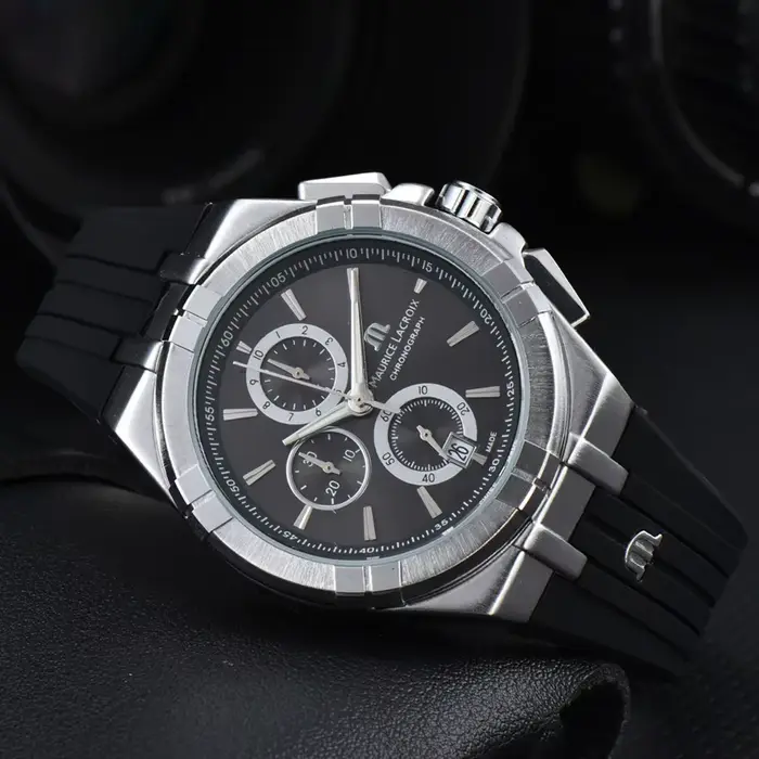 Montre Maurice Lacroix de luxe pour homme avec cadran luminescent et bracelet personnalisable pour activités sportives et événements formels