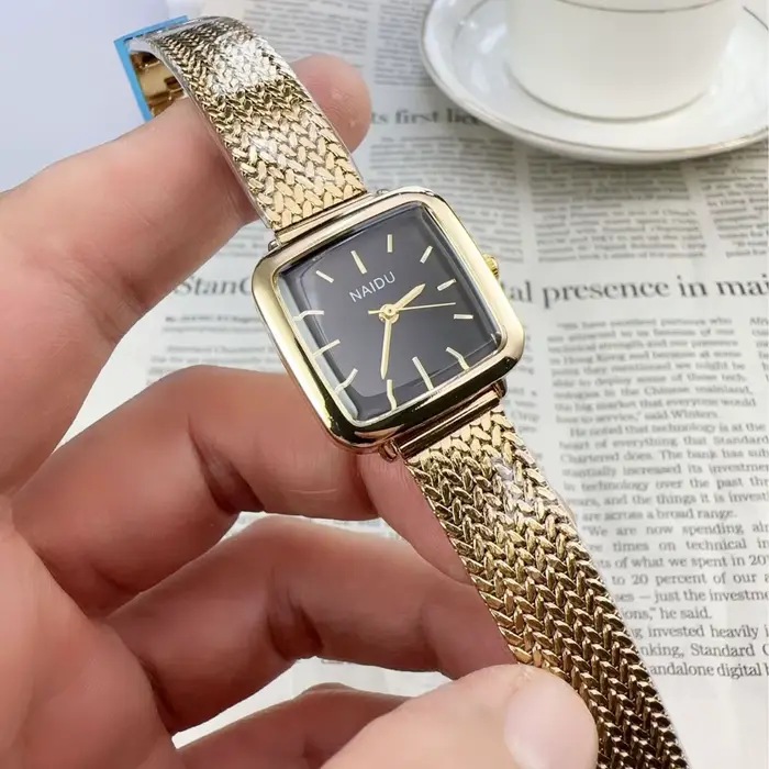 Montre élégante et moderne pour femme avec mouvement quartz et boîtier carré occasions spéciales