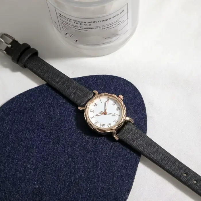 Montre-bracelet élégante pour femmes en plastique avec bracelet réglable en faux cuir pour étudiantes et usages quotidiens