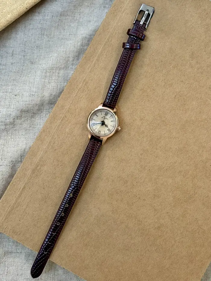 Cette montre pour femme avec bracelet en cuir couleur café de style vintage est décontractée et élég