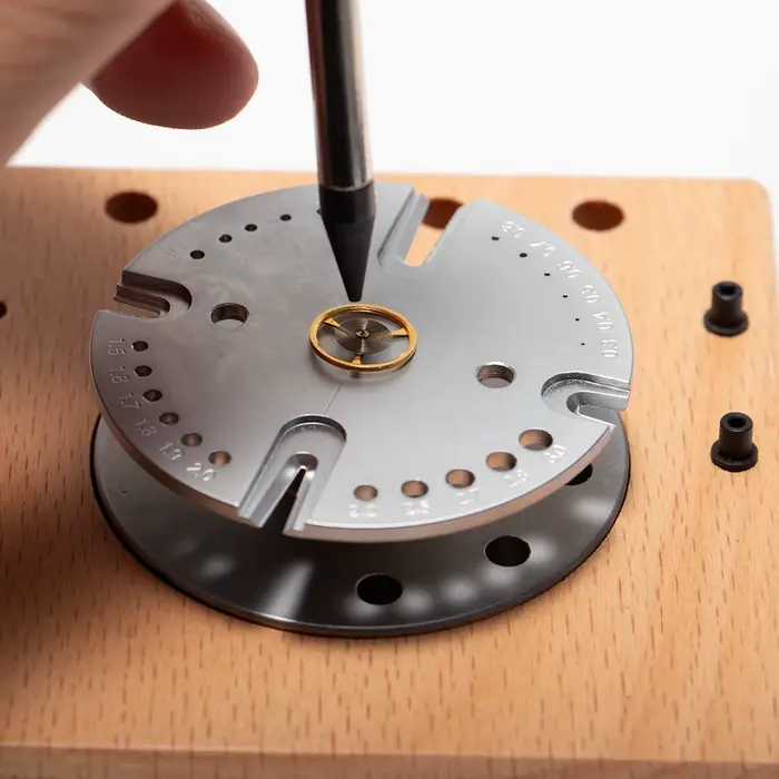 Outil de réparation de montres brun pour horlogers professionnelles et amateurs pour le retrait et installation de l'arbre de balancier de montres usages spéciales