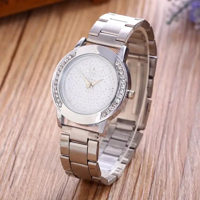 Montre en acier inoxydable pour femmes élégante et décontractée à Quartz avec bracelet en alliage pour toutes les occasions spéciales