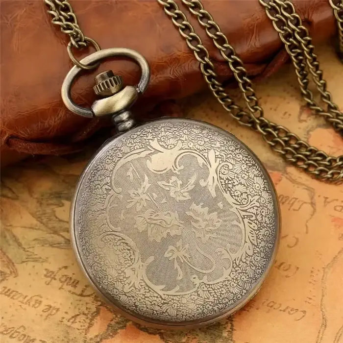 Montre de poche en bronze gravée chiffres romains