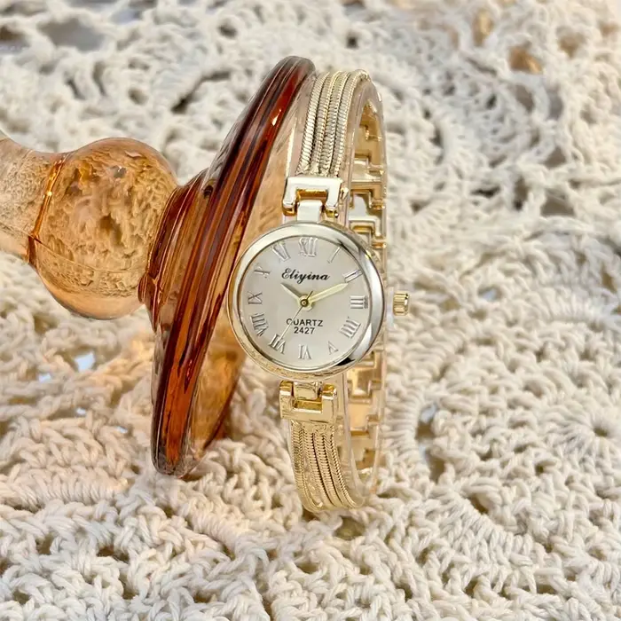 Montre-bracelet vintage à franges rondes pour femme – Élégance intemporelle avec une touche bohème et un charme