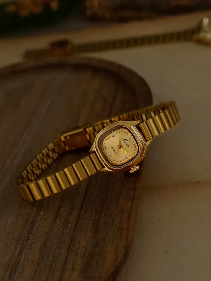 1 Nouvelle montre pour femme à petit cadran carré doré exquis vintage de style français, à la mode, simple, élégante, luxueuse, compacte, étanche, bracelet en acier inoxydable, montre à quartz classiq
