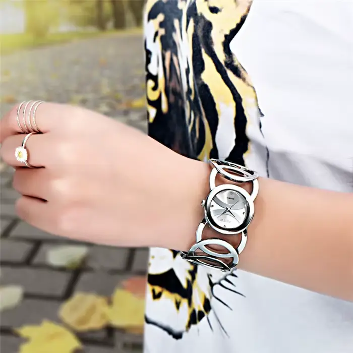 Montre de luxe XINEW en acier inoxydable avec mouvement à quartz pour femmes, élégante et résistante, idéale pour les occasions spéciales et le quotidien