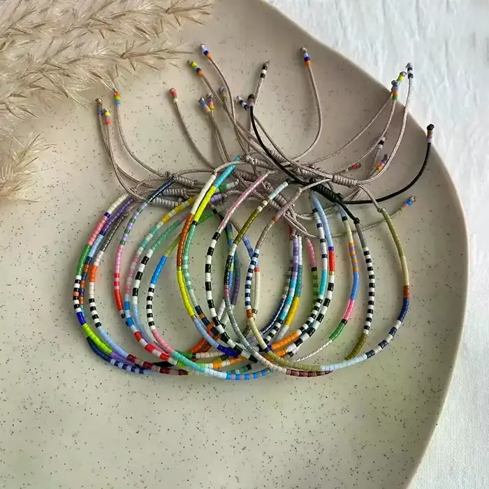 Bracelet pour femmes en acrylique coloré design Y2K à offrir pour occasions spéciales et mode rétro chic