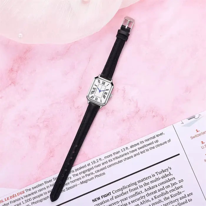 Montre femme carrée élégante avec bracelet cuir noir chiffres romains pour bureau et quotidien