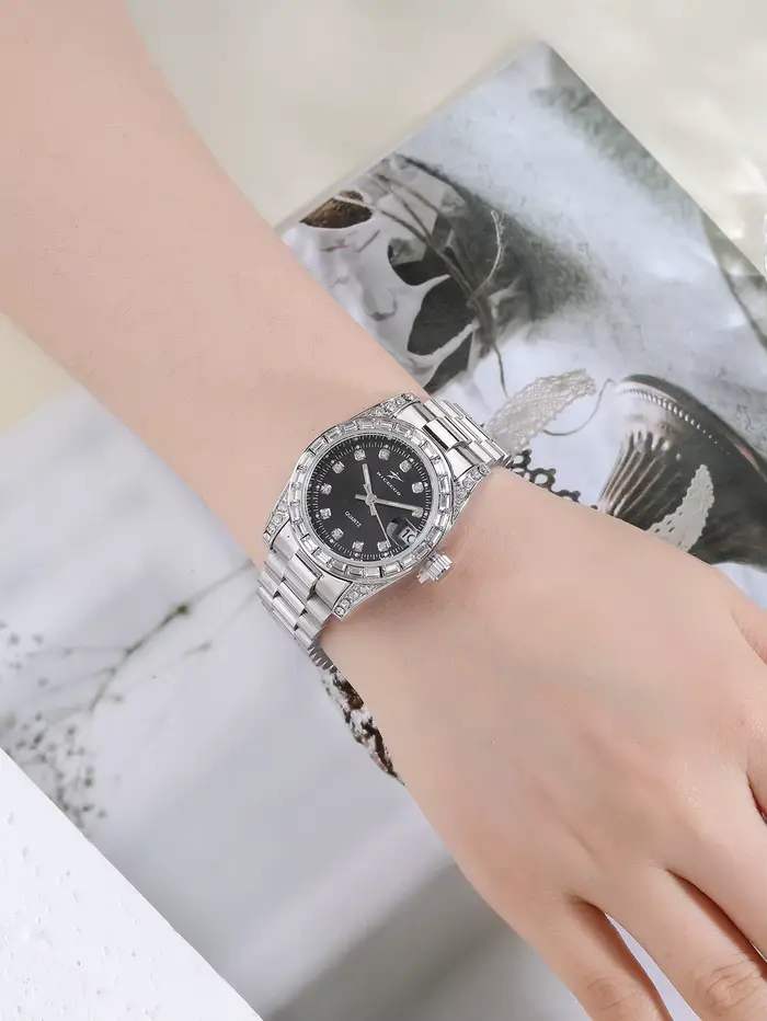 Montre classique pour femme avec cadran vert serti de diamants