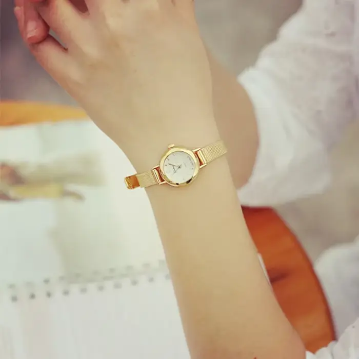 Montre-bracelet à Quartz en Acier Inoxydable Bracelet Maille Argentée Style Fashion Casual Occasions Spéciales Pour Femme