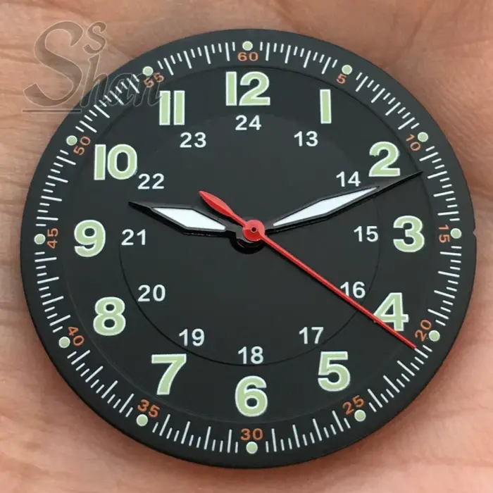 Le cadran de montre de style aviateur classique de 29 mm est serti de chiffres arabes
