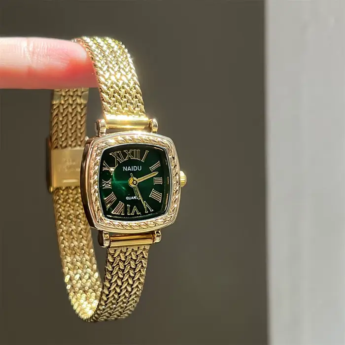 Montre pour femme carrée romaine dorée