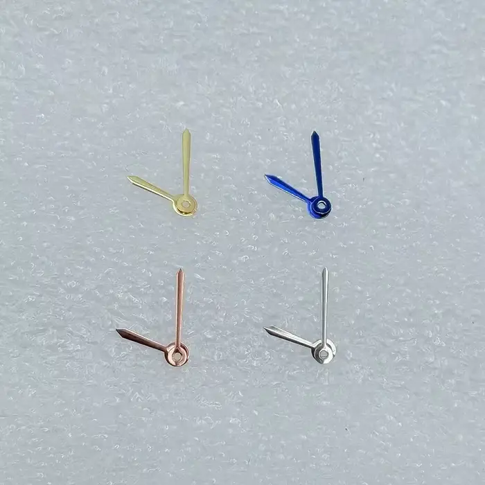 Aiguilles de montre en forme d'épée bleue