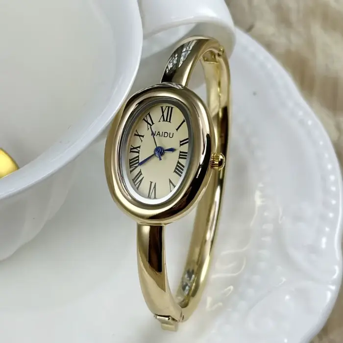 Bracelet en acier inoxydable pour femmes style mode et casual mouvement quartz cadran ovale petite taille pour occasions spéciales