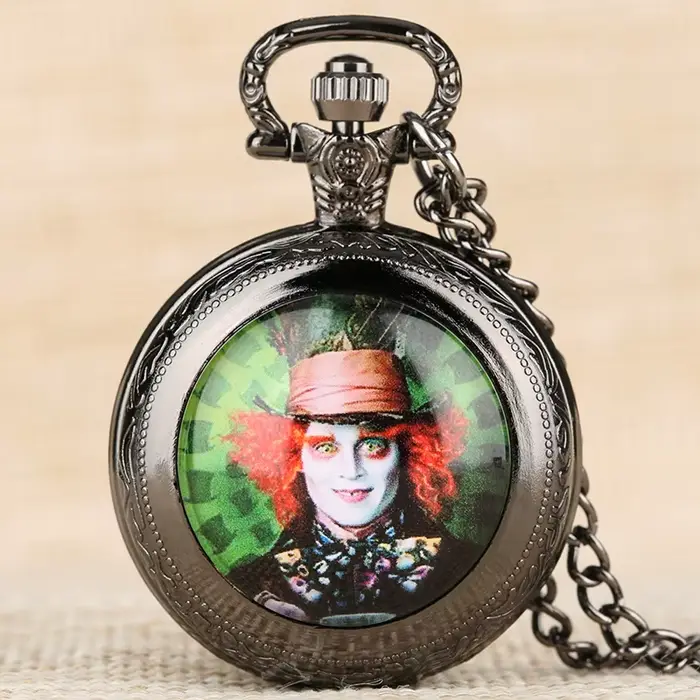 Montre de Poche à Quartz Antique avec Motif Chapelier Fou, Boîtier en Acier Inoxydable, Cadran Blanc, Chaîne Incluse, Idéal pour Occasions Spéciales, Cadeau Unique pour Homme et Femme