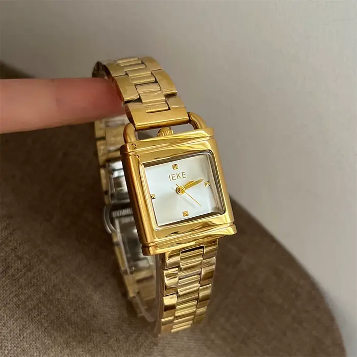 Montre élégante pour femme style vintage avec finition dorée et mouvement quartz pour femmes occasions spéciales