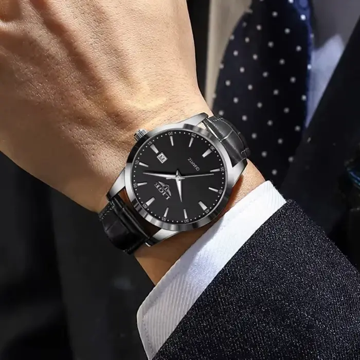 Montre en acier inoxydable et cuir pour homme style militaire élégant résistant à l'eau pour occasions spéciales