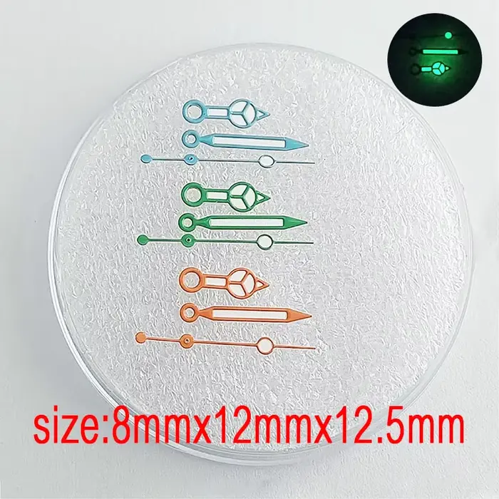 Les aiguilles de la montre pour homme sont fabriquées en matériau lumineux vert