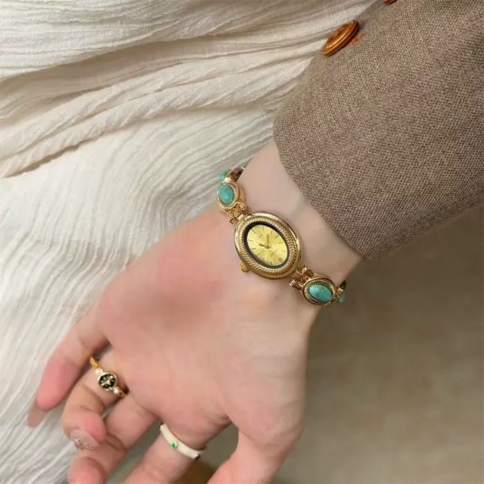 Montre ovale luxe quartz avec pierres précieuses colorées pour femmes occasions spéciales élégantes et sophistiquées