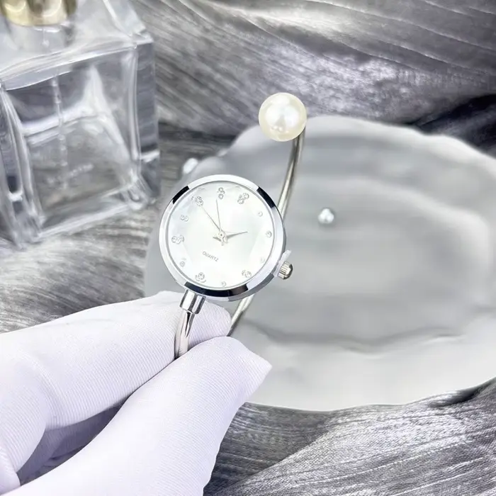 Montre-bracelet élégante à perles