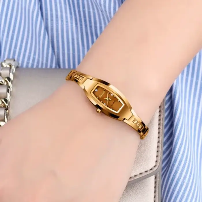 Montre rétro dorée vintage pour femmes avec mouvement quartz et fermoir caché à bouton-poussoir pour différentes occasions élégantes
