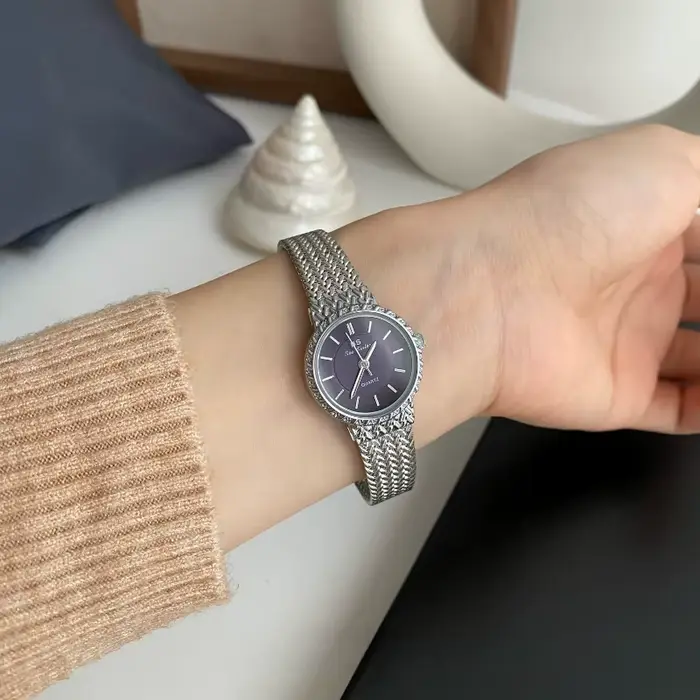 Montre dorée élégante pour femme résistante à l'eau et adaptée à toutes les occasions de style fashion et casual