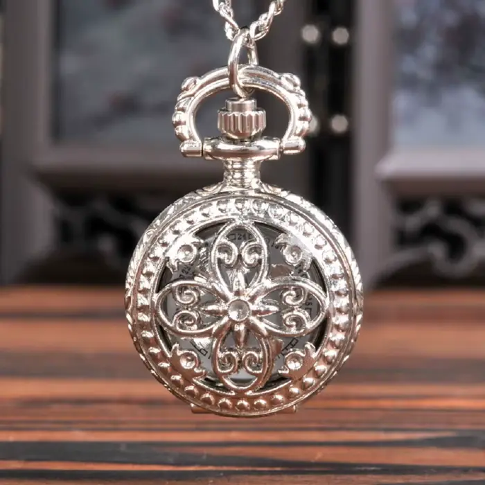 Montre de poche creuse en forme de fleur pour femmes